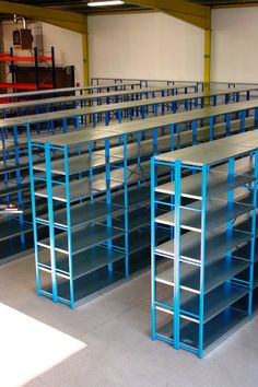 Optimiza tu Espacio de Almacenamiento con Estantes Metálicos Galvanizados